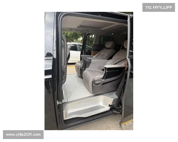 伯纳乌包厢迎贵客，齐达内现场观战国家德比